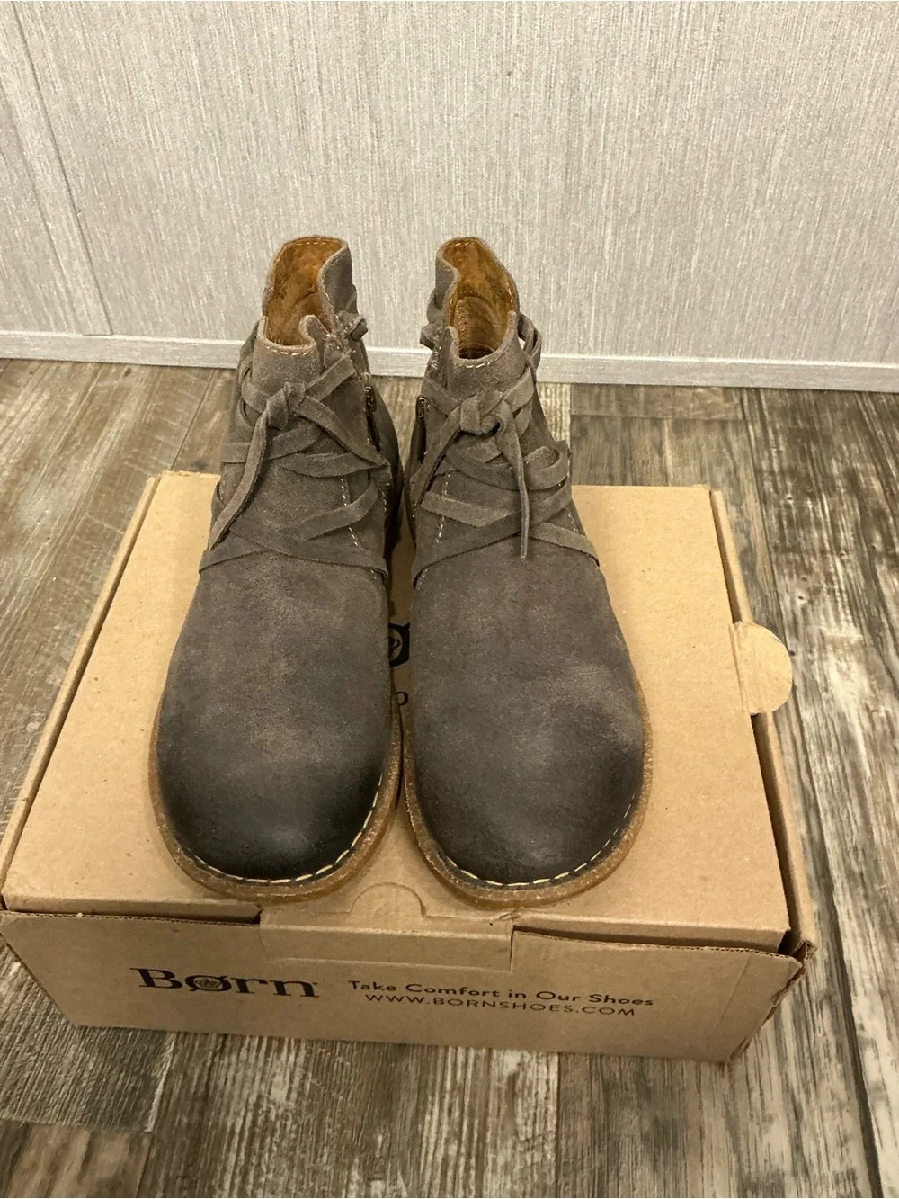 Born Women’s Gray Suede Chukka Boots Size 8
